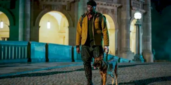 Tracker et son chien sur le Pont Monbijou à Berlin dans John Wick Chapitre 4