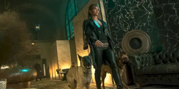 Halle Berry dans le rôle de Sofia promenant ses chiens dans John Wick Chapitre 3