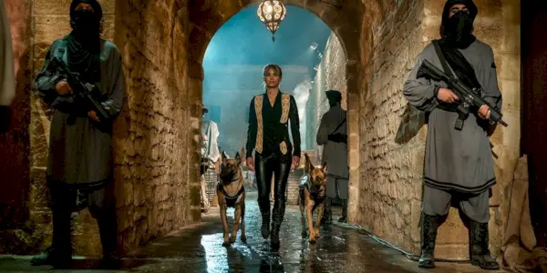 Sofia Al-Awar se promène avec ses chiens dans John Wick 3.