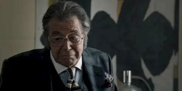 Aldo Gucci pasea por la tienda de House of Gucci.