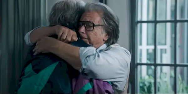Al Pacino y Jared Leto como Aldo y Paulo se abrazan en House of Gucci.