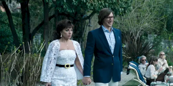 Patrizia y Maurizio tomados de la mano en House of Gucci.