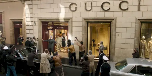 Un escaparate de Gucci en House of Gucci.