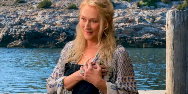 Meryl Streep nel ruolo di Donna in Mamma Mia, ci risiamo davanti al molo