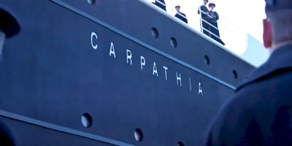 Siden av Carpathia i Titanic.