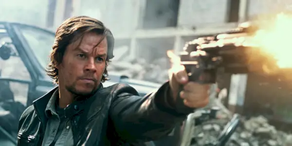 Mark Wahlberg som Cade Yeager med en pistol i Transformers: The Last Knight