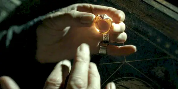 Dumbledore a punto de ponerse el anillo Gaunt Horrocrux en Harry Potter