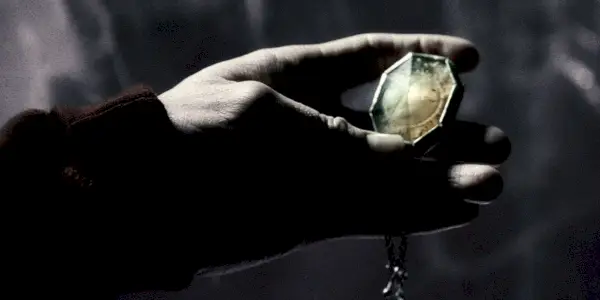 Harry recupera el relicario Horrocrux de Slytherin de la cueva junto al mar en El príncipe mestizo (1)