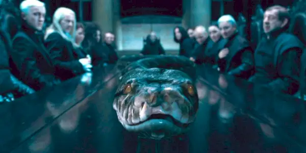 Nagini la serpiente antes de matar a Charity Burbage frente a los mortífagos en Harry Potter y las Reliquias de la Muerte: Parte 1