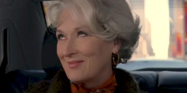 Miranda Priestly sourit dans sa voiture à la fin du Diable s'habille en Prada