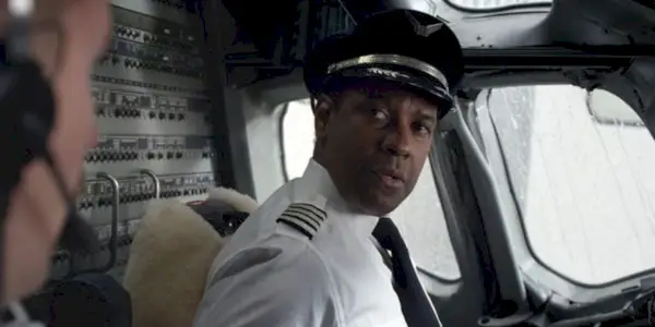 Denzel Washington ser på sin andenpilot i cockpittet i Flight