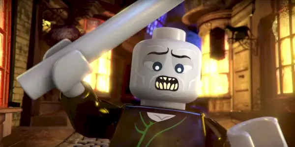 Voldemort hebt seinen Zauberstab und schreit im LEGO Batman-Film