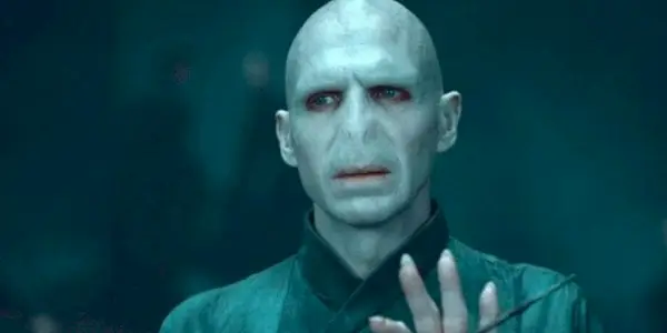 Voldemort hält den Elderstab und sieht ernst aus in Harry Potter und die Heiligtümer des Todes: Teil 2