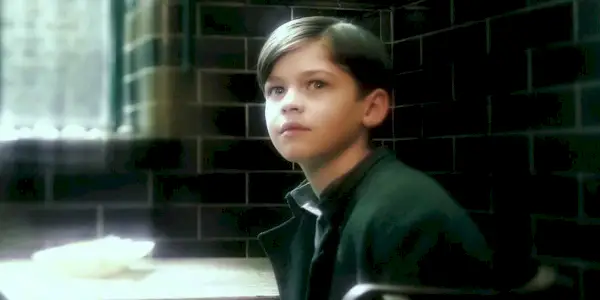 Der junge Tom Riddle sitzt in seinem Waisenhaus in Harry Potter Halbblutprinz.