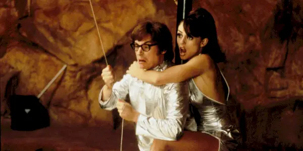 Mike Myers et Elizabeth Hurley dans Austin Powers – International Man of Mystery