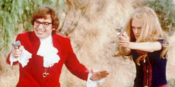 Austin et Felicity pointent des armes dans Austin Powers, L'espion qui m'a baisé.