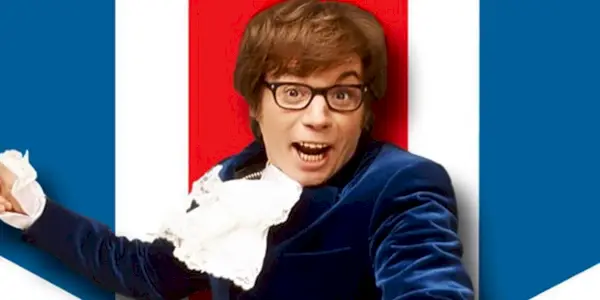 Austin Powers apparaît devant le drapeau britannique