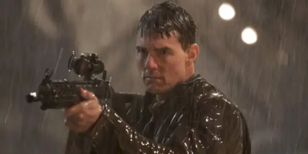 Tom Cruise hält in „Jack Reacher: Never Go Back“ eine Waffe im strömenden Regen