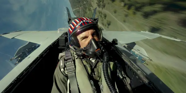 Tom Cruise pilota un jet en Top Gun: Maverick