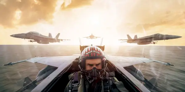 Maverick pilotando un jet con tres jets detrás de él en Top Gun: Maverick