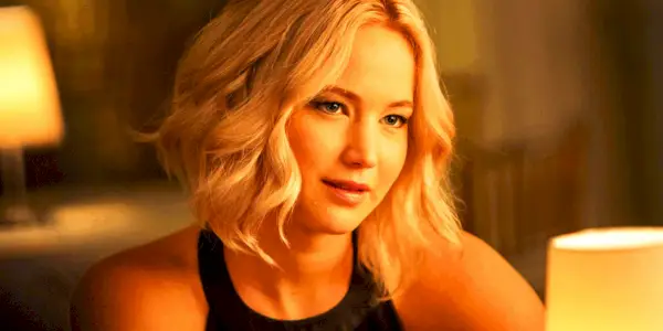 Jennifer Lawrence sitter ved et bord i Passengers