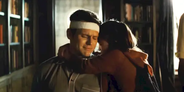 Wen und ihr Vater umarmen sich in Knock at the Cabin