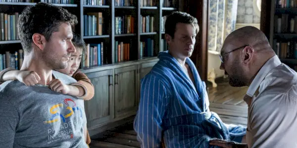 Leonard spricht mit Eric und Andrew in „Knock at the Cabin“.
