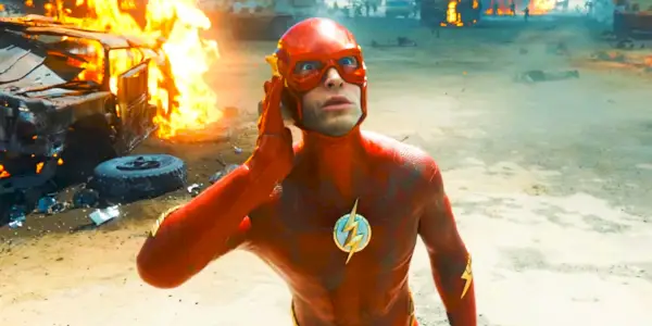 Ezra Miller som Barry Allen Looking Concerned i The Flash Movie