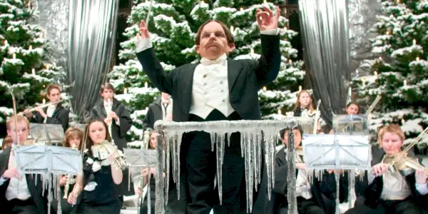 Flitwick dirigerer koret på Galtvort i Harry Potter.
