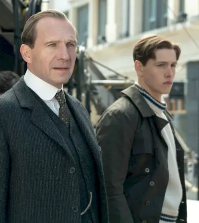 ralph fiennes som oxford, harris dickinson som conrad, kongen