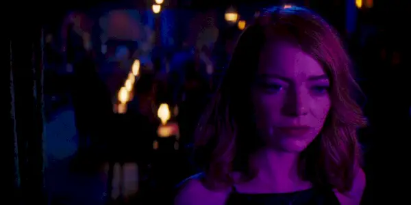 Emma Stone como Mia parada en un club de jazz en La La Land