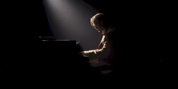 Ryan Gosling como Seb tocando el piano en la oscuridad en La La Land