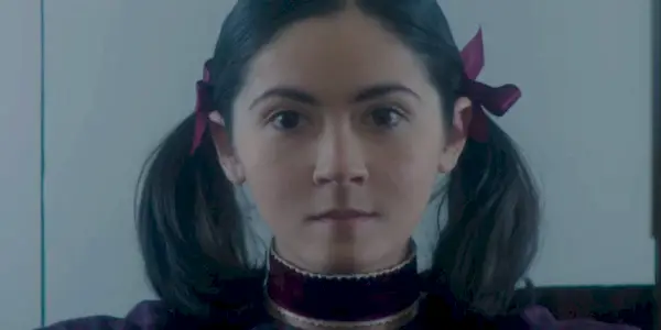 Ester mira fijamente a la cámara en Orphan First Kill.