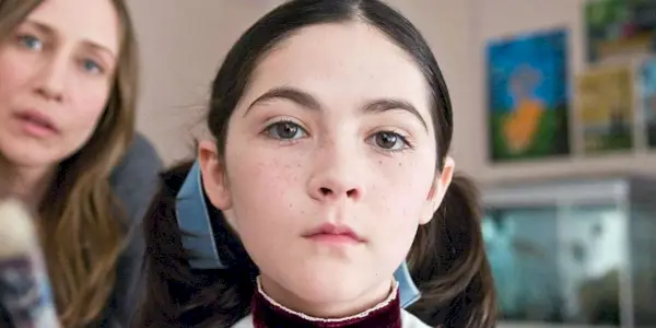 Esther con Kate al fondo en Orphan