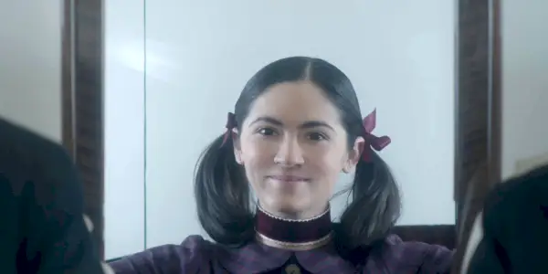 isabelle fuhrman sonríe en el primer asesinato de huérfanos