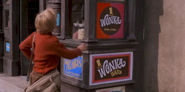 חנות הממתקים של צ'רלי בחוץ עם שלט בר Wonka בווילי וונקה ובבית השוקולד
