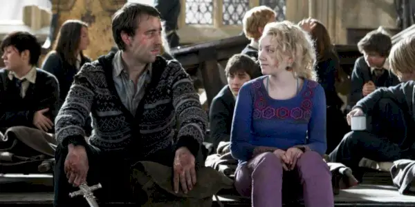 Neville sedící u Luny v Harry Potter a Relikvie smrti část 2