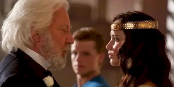 Katniss a Snow sa rozprávajú po jej korunovácii, zatiaľ čo Peeta sleduje Hunger Games
