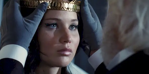 Detailný záber na Katniss korunovanú Snowom v Hunger Games