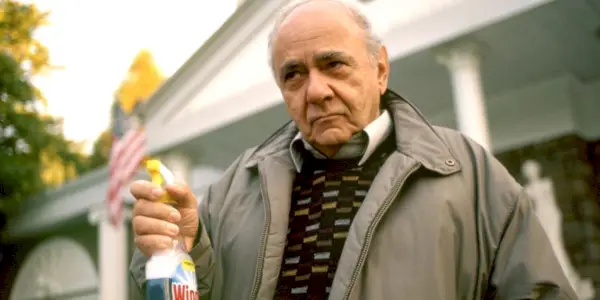 Gus From My Big Fat Greek Wedding 3 drží láhev Windex.