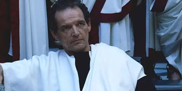 Senador Falco en Gladiador