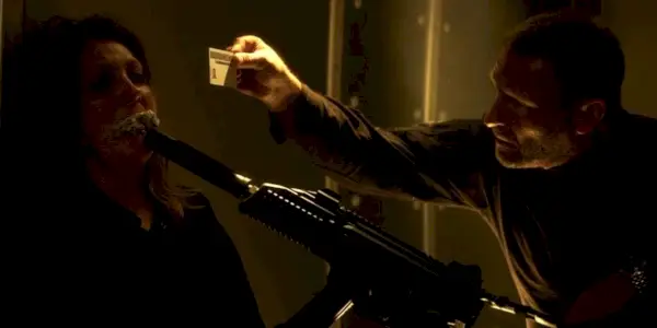 Cheryl detenida a punta de pistola en Dragged Across Concrete