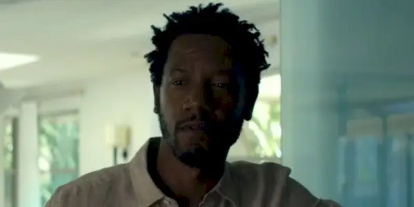 Henry en su mansión al final de Dragged Across Concrete