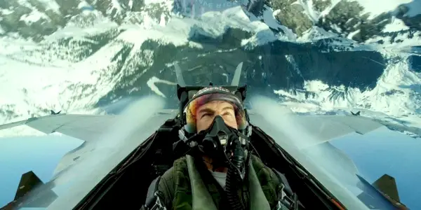 Tom Cruise volando boca abajo en su jet en Top Gun Maverick