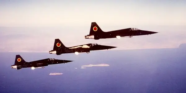 Tres F-5 volando por el cielo en Top Gun