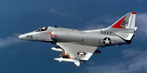El A4 volando por el aire en Top Gun.