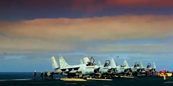 Los aviones A7 en el portaaviones de Top Gun