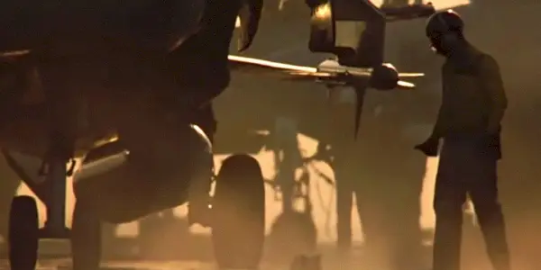 Un trabajador de la marina junto al avión A-6 en Top Gun.
