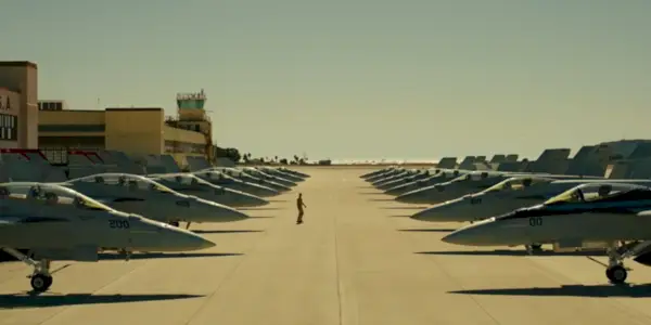 Una alineación de aviones Superhornet en Top Gun Maverick