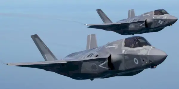 Dos aviones F-35 volando en Top Gun: Maverick.